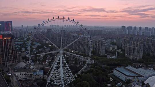 上海疫情，梅陇镇锦江乐园晚霞空无一人