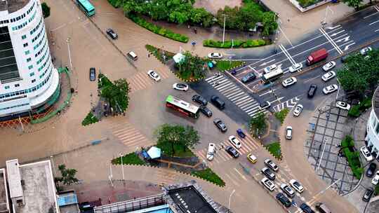 俯瞰城市街景道路被水淹没的景象