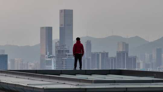 站在天台的男人