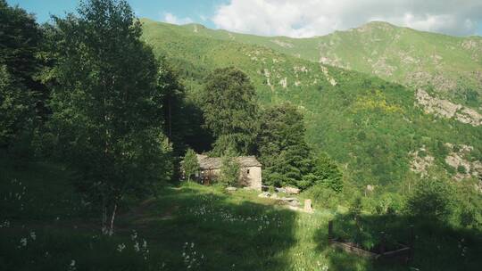 夏日山中乡村小屋农舍