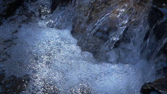 山泉溪水冲刷溪石 水花 水泡