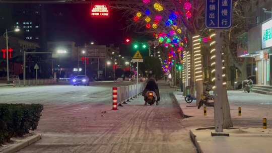 深夜街头结冰路面十字路口电动车2高清在线视频素材下载
