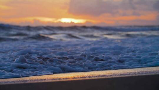 唯美的海边沙滩海浪夕阳