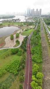 航拍雨天公园跑步健身