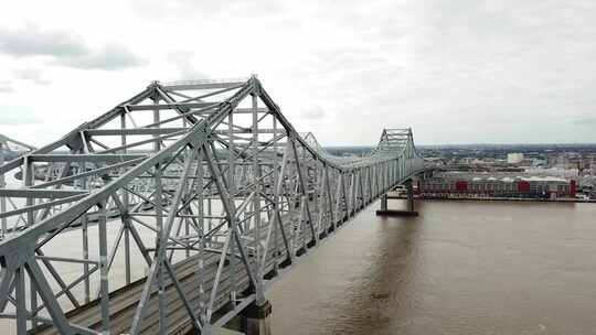 美国路易斯安那州新月城连接桥和天际线的风景——空中拍摄
