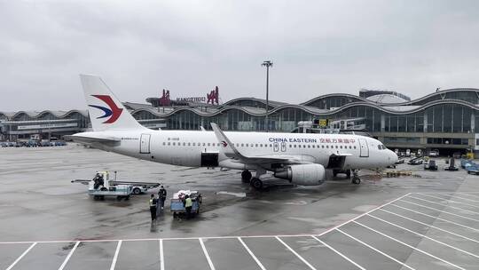杭州机场停机坪东方航空飞机视频素材模板下载