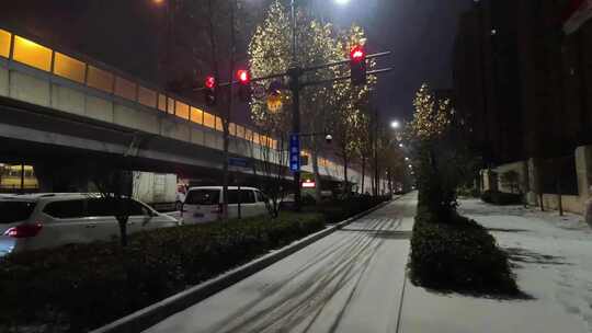 城市下雪夜景马路红绿灯空镜