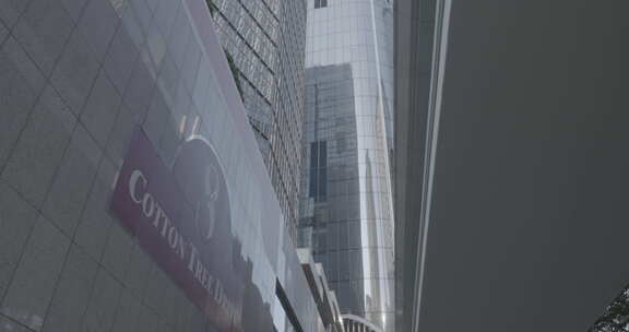 仰拍香港密集高楼