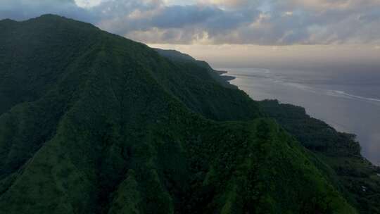 Teahupoo Tahiti跨越山峰山