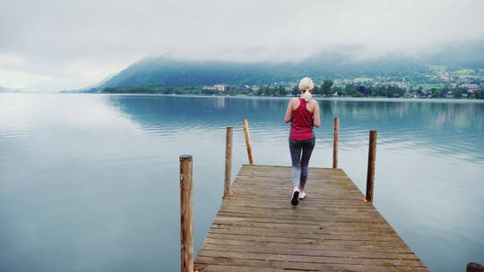 女人欣赏湖边风景