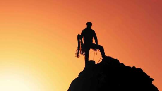 攀登攀岩登山成功登顶挑战超越精神励志