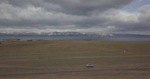俄罗斯西伯利亚平原汽车行驶远处冰原