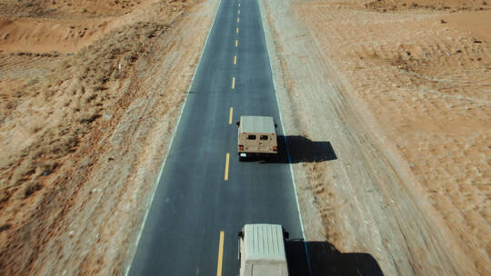 车辆行驶在一望无际的沙漠