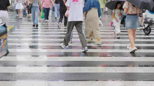 下雨天城市人流人群斑马线过马路暴雨天气