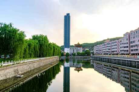河畔城市建筑风光