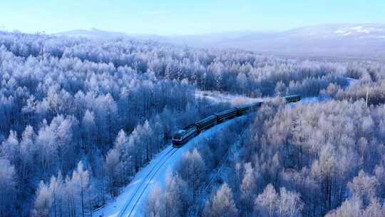 穿越冬季林海的列车