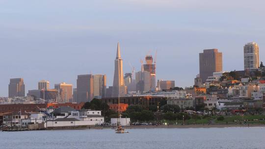 黄昏时分的旧金山天际线