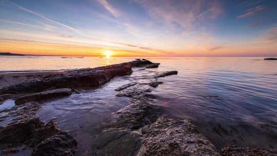 日出时的岩石海岸线