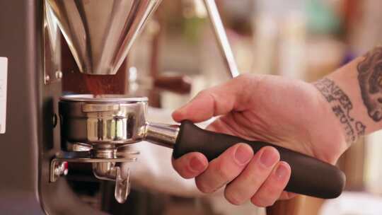 咖啡研磨机出咖啡粉慢动作视频素材模板下载
