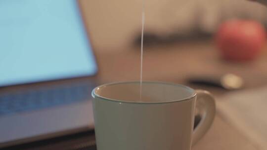 女人用茶杯泡茶