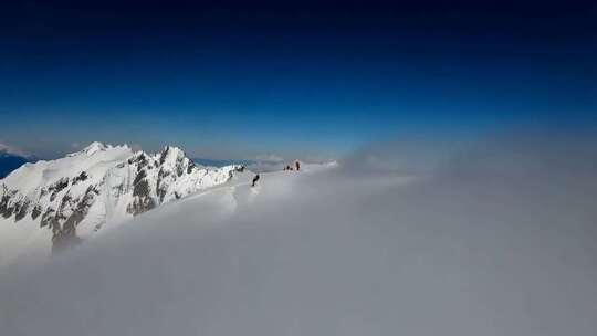 雪山登山者俯瞰云海景观