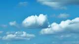 飞机空中飞行飞机飞过云层蓝天白云飞机飞行高清在线视频素材下载