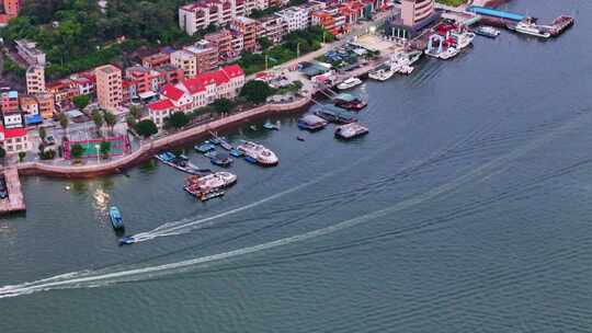 航拍视角下的海港码头及岸边多彩建筑