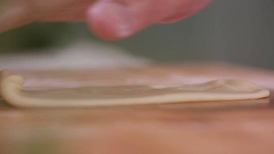 擀面皮制作蛋黄酥 (15)视频素材模板下载
