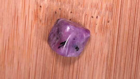 紫龙晶矿石