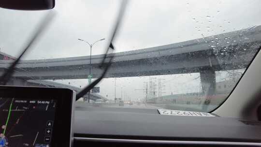雨天汽车行驶在马路上视频素材模板下载