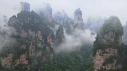 云雾围绕的张家界山峰美景