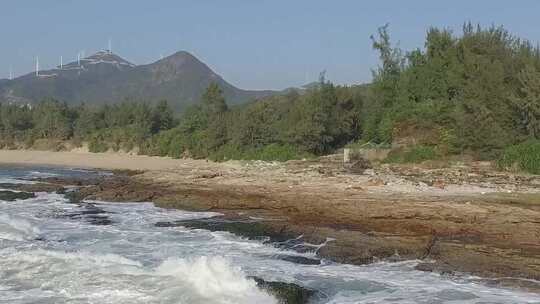 横移海浪拍打礁石