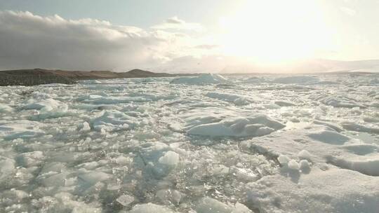 阳光下的冰湖