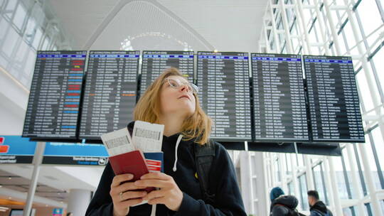 年轻女子出国旅行视频素材模板下载