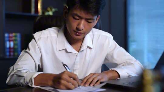 创业艰难 夜晚加班