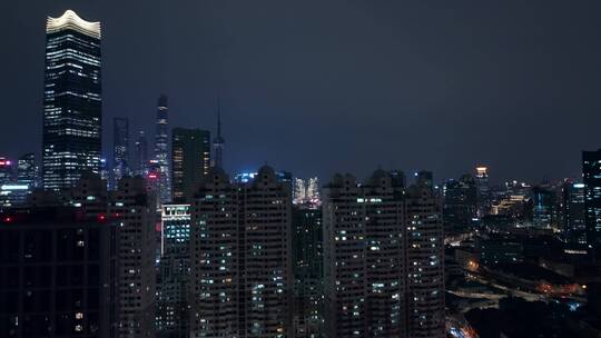 居民楼与都市摩天大楼夜景