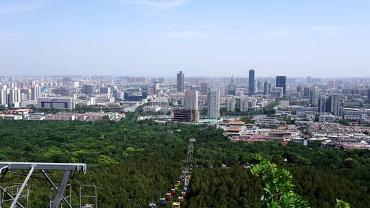 实拍济南千佛山景区俯瞰济南城市市区视频