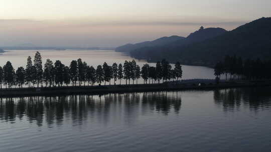航拍武汉东湖磨山傍晚湖中道视频素材模板下载