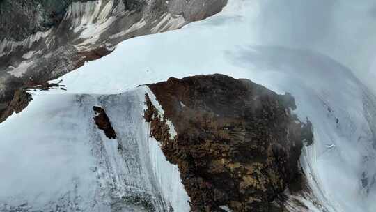 航拍四川甘孜沙鲁里山脉尼登贡嘎雪山