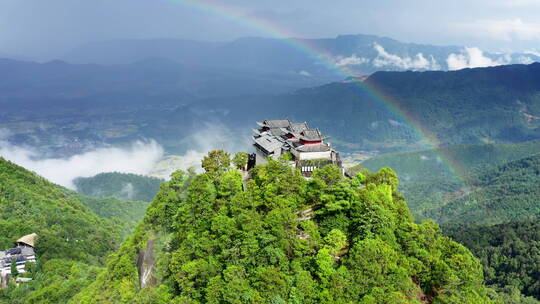 腾冲云峰山雨后彩虹 绿色森林