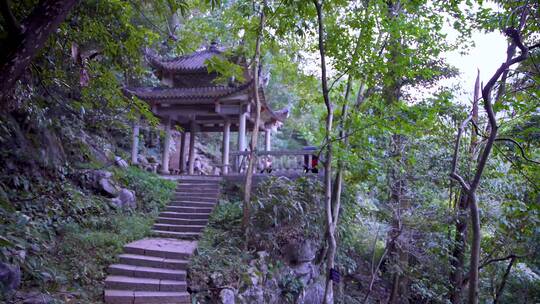 杭州西湖飞来峰纪念岳飞而建的翠微亭