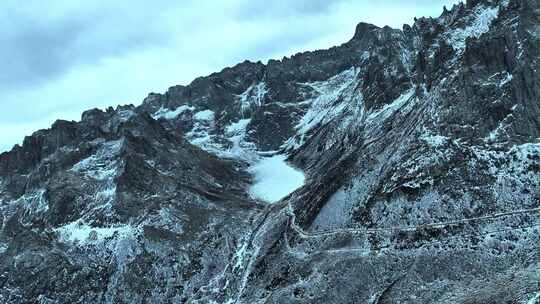 高山湖泊间蜿蜒道路的自然风光