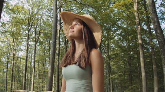 拍摄森林的少女视频素材模板下载