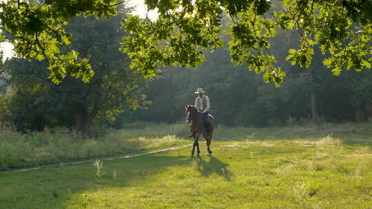 森林草坪上骑马的牛仔