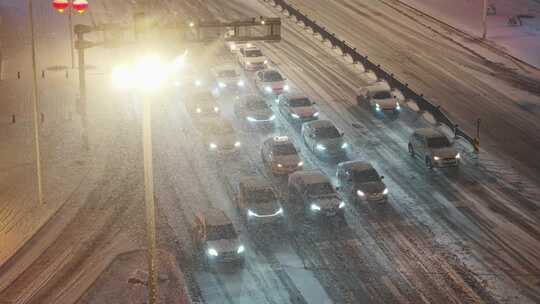 大雪夜景中车来车往的大桥交通景象