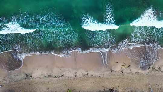 鸟瞰海滩海岸线