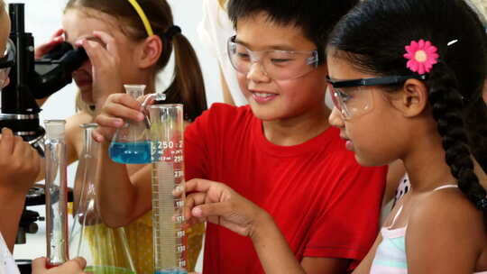 在做化学实验的孩子们