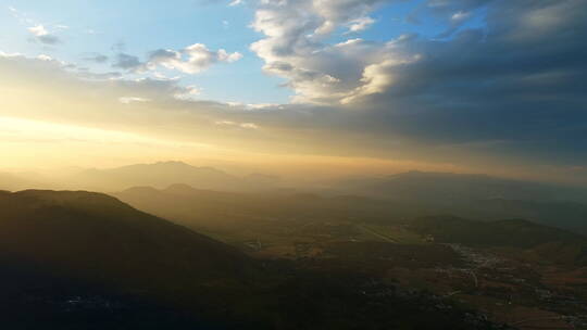 夕阳斜射下的山川大地