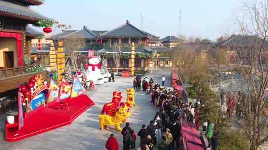 方特古风建筑前的舞狮表演