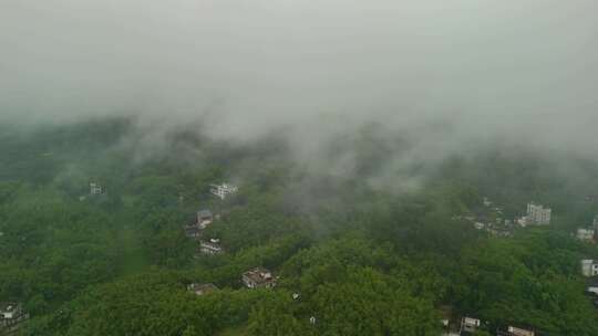 航拍下雨天的山村